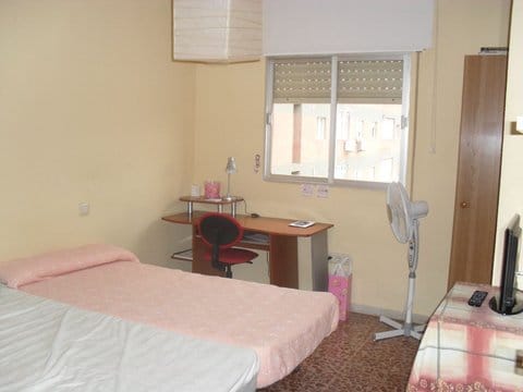 Alquilo habitación en piso de 4 dormitorios 