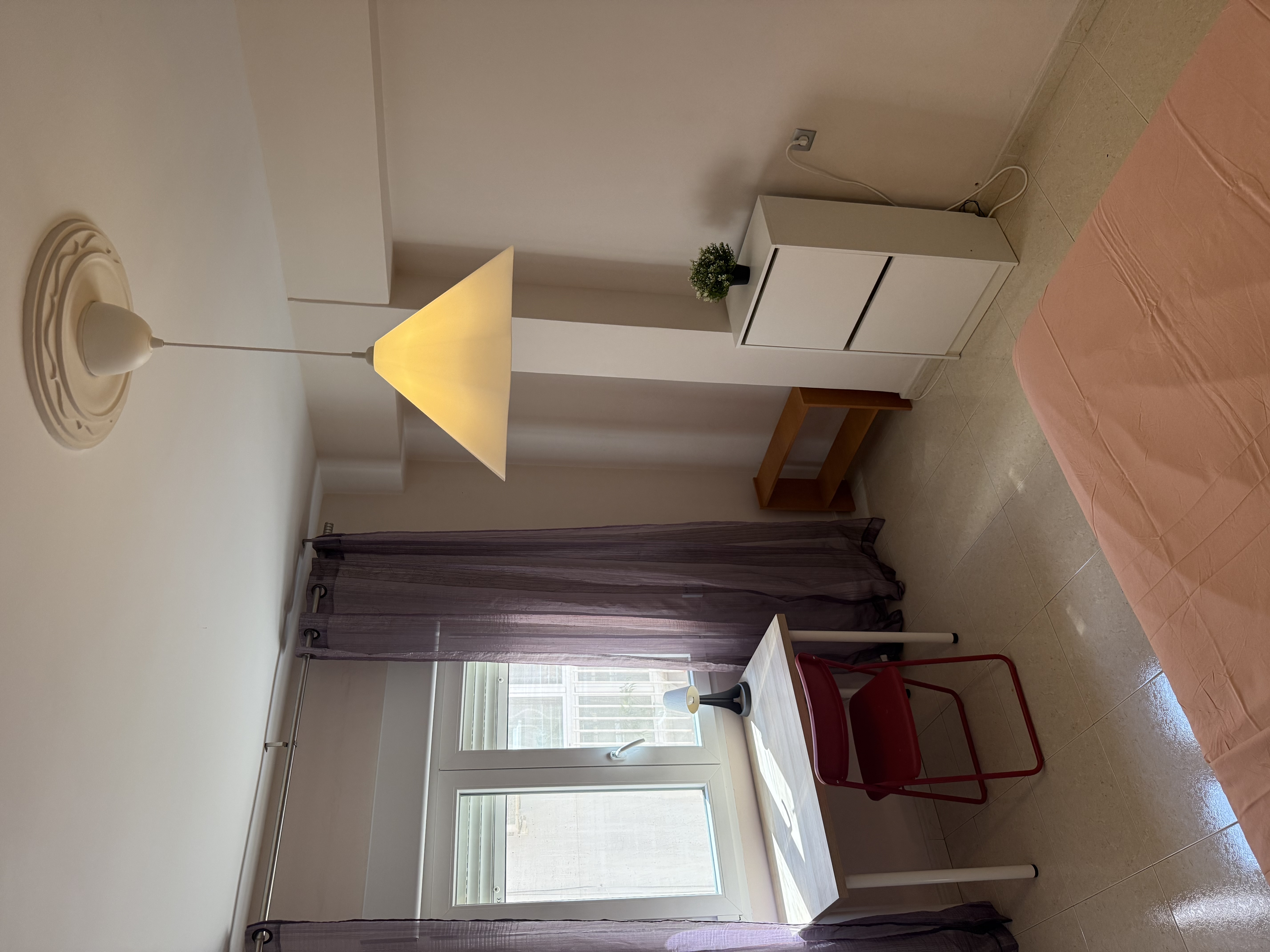 Habitación luminosa en piso compartido – Almería centro