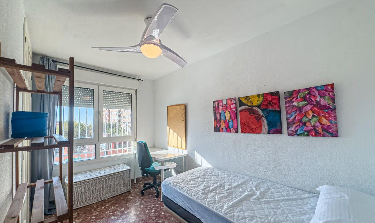 Habitación luminosa y bien comunicada