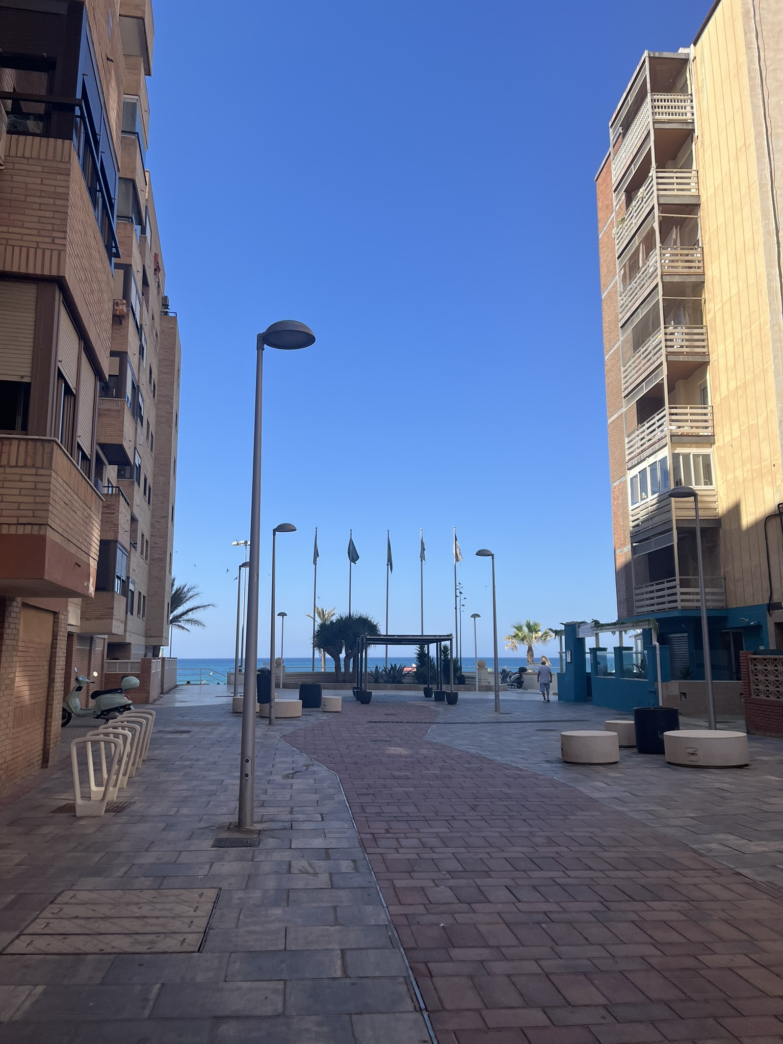 Piso de 2 dormitorios a 50 metros de la playa en la Avenida Cabo de Gata