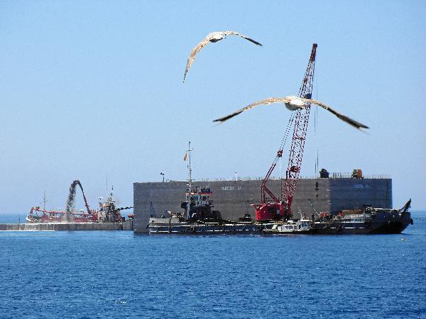 94133_66206_Cajones-de-hormigon-gigantes-para-construir-el-dique_G