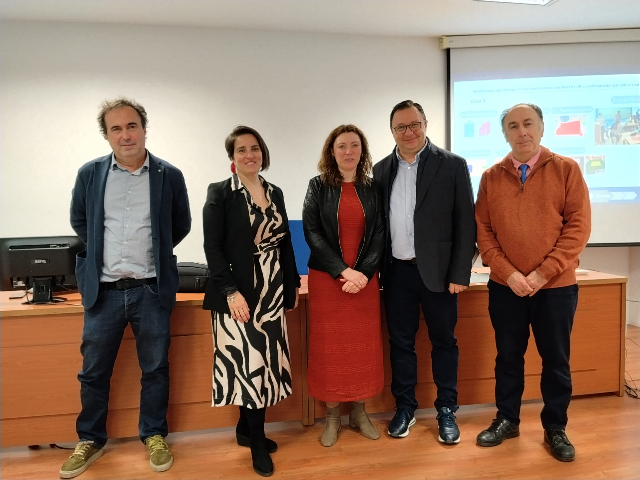 Defensa doctoral sobre el uso de NeoTrie VR en la enseñanza de la geometría